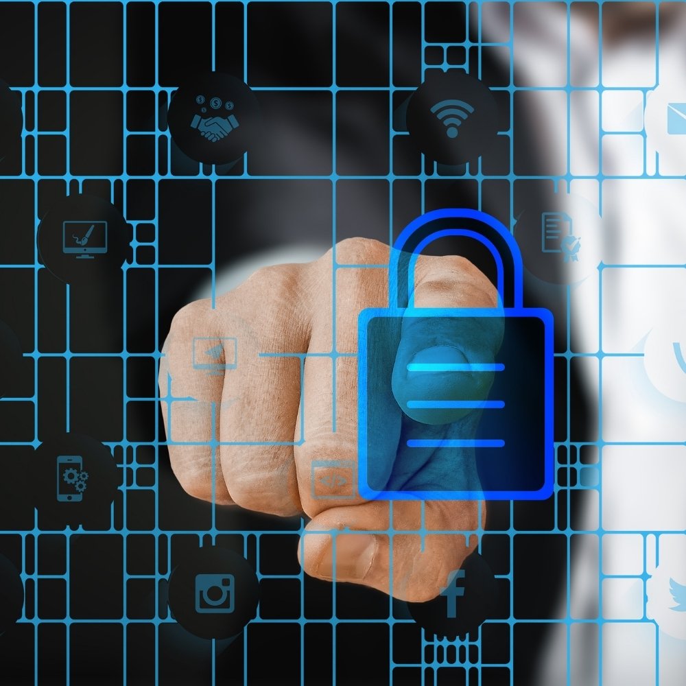 bild einer person die auf ein digitalisiertes schloss zeigt zur studie des bsi zur it sicherheit im home office