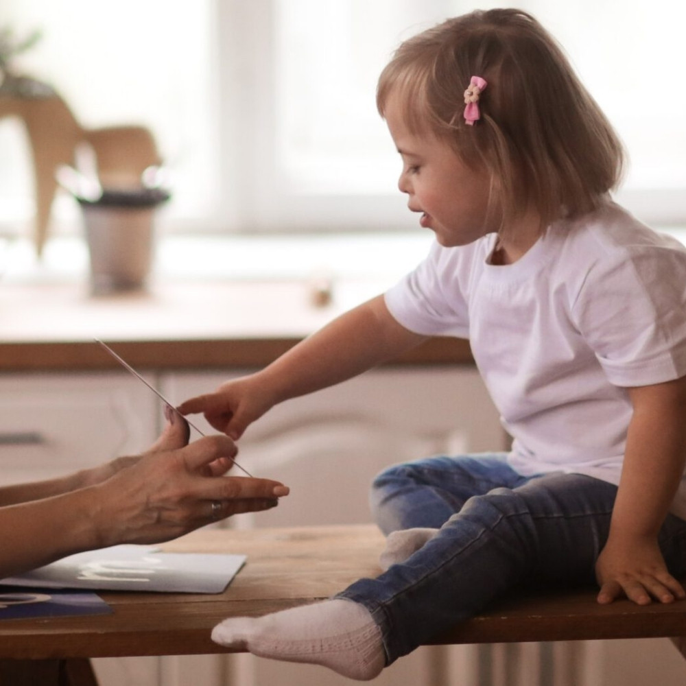 kind mit beeinträchtigung spielt mit einer betreuerIn