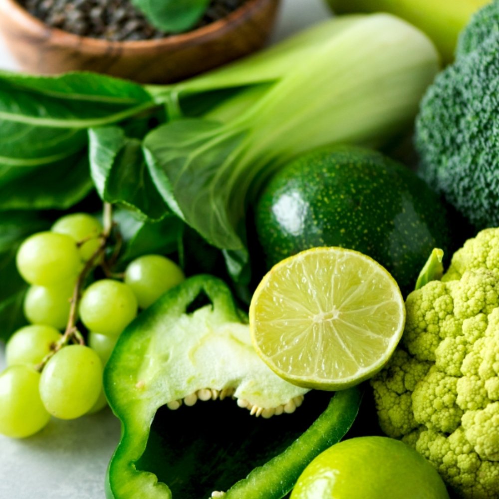 grünes obst und gemüse hübsch drapiert auf einem tisch