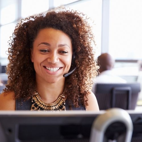 frau mit locken-telefoninterviewer-berlin-bundesweit